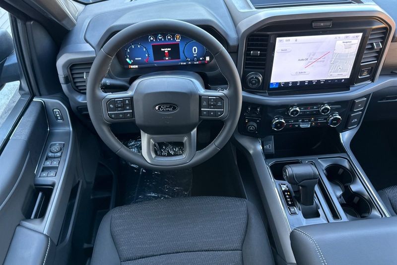 Ford F-150 Vehicle Full-screen Gallery Image 14