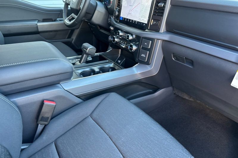 Ford F-150 Vehicle Full-screen Gallery Image 15