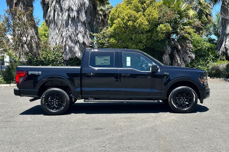 Ford F-150 Vehicle Full-screen Gallery Image 02