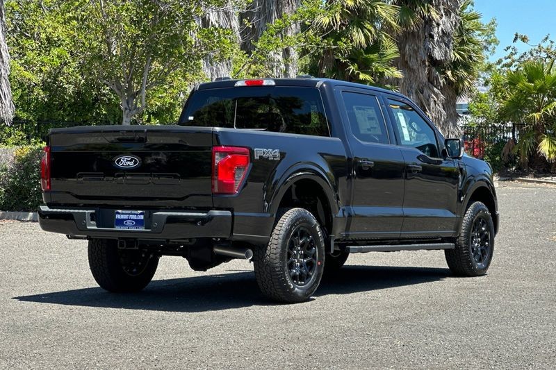 Ford F-150 Vehicle Full-screen Gallery Image 03