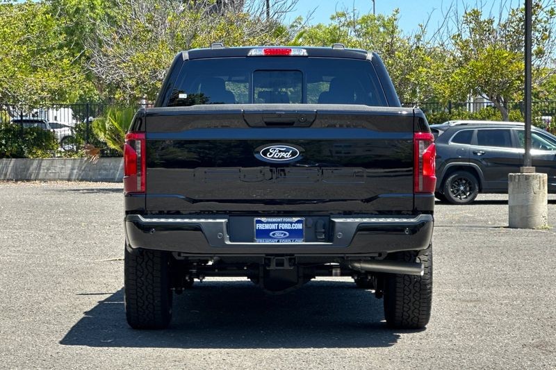 Ford F-150 Vehicle Full-screen Gallery Image 04