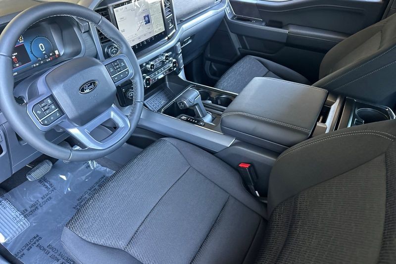 Ford F-150 Vehicle Full-screen Gallery Image 09
