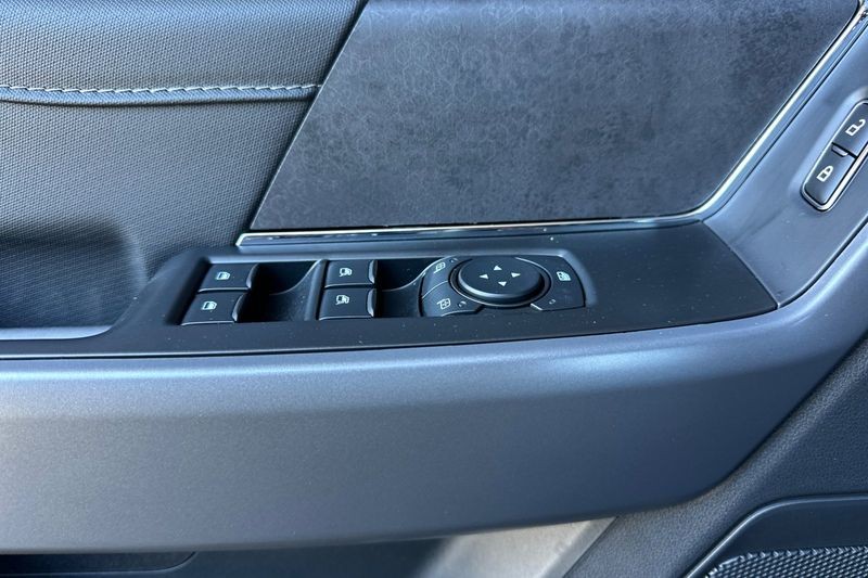 Ford F-150 Vehicle Full-screen Gallery Image 10