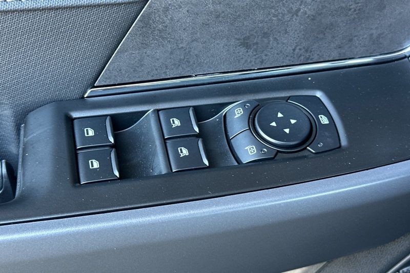 Ford F-150 Vehicle Full-screen Gallery Image 11