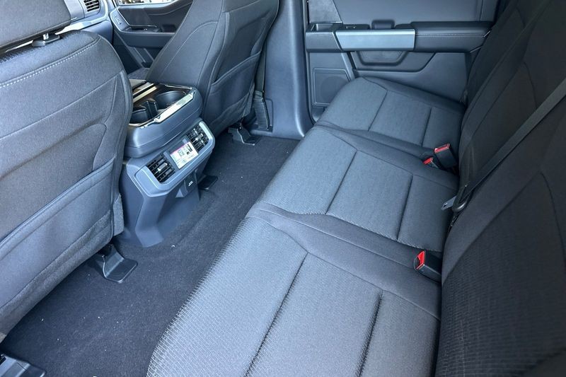 Ford F-150 Vehicle Full-screen Gallery Image 12