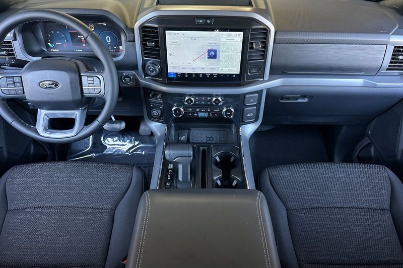 Ford F-150 Vehicle Full-screen Gallery Image 14