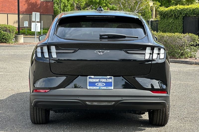 Ford Mustang Mach-E Vehicle Full-screen Gallery Image 04