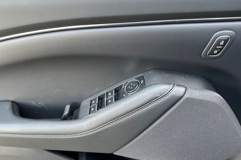 Ford Mustang Mach-E Vehicle Full-screen Gallery Image 10
