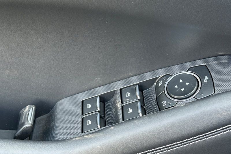 Ford Mustang Mach-E Vehicle Full-screen Gallery Image 11