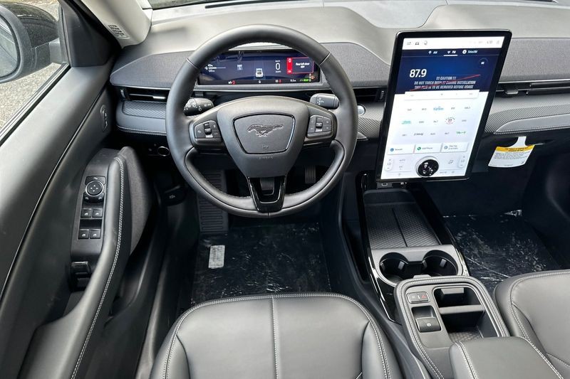Ford Mustang Mach-E Vehicle Full-screen Gallery Image 15
