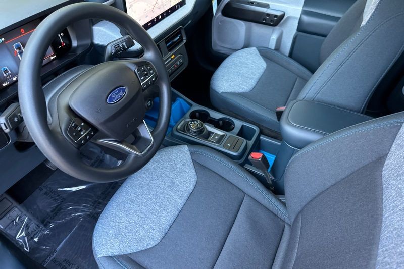 Ford Maverick Vehicle Full-screen Gallery Image 09
