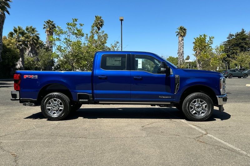 Ford F-250SD Vehicle Full-screen Gallery Image 02