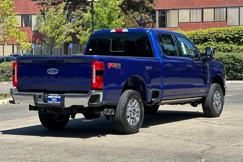 Ford F-250SD Vehicle Full-screen Gallery Image 03