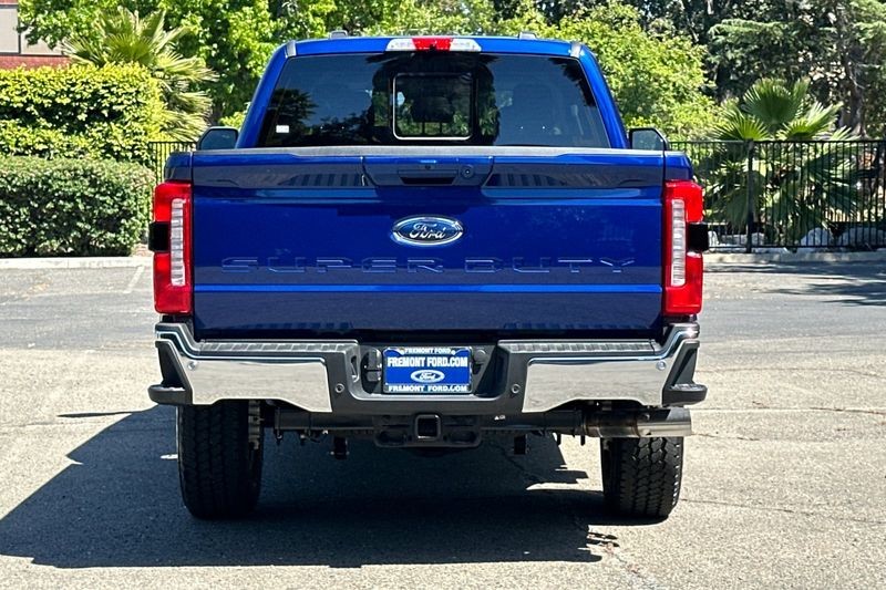 Ford F-250SD Vehicle Full-screen Gallery Image 04