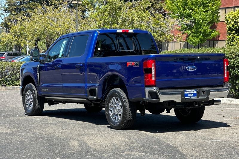 Ford F-250SD Vehicle Full-screen Gallery Image 05