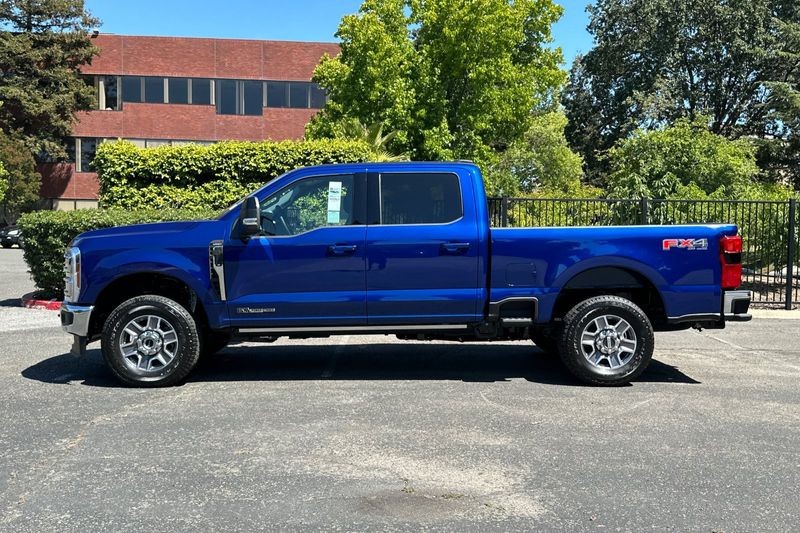 Ford F-250SD Vehicle Full-screen Gallery Image 06
