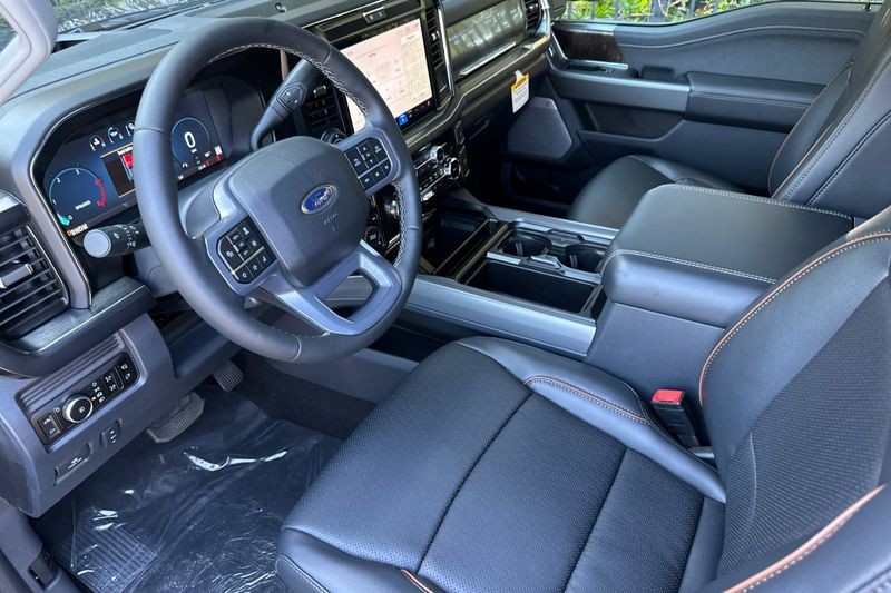 Ford F-250SD Vehicle Full-screen Gallery Image 09