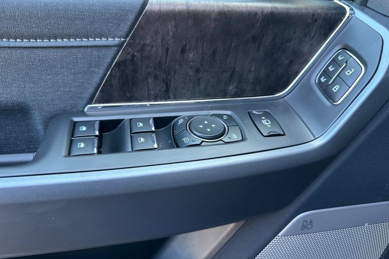 Ford F-250SD Vehicle Full-screen Gallery Image 10