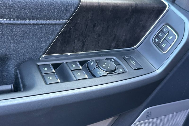 Ford F-250SD Vehicle Full-screen Gallery Image 11