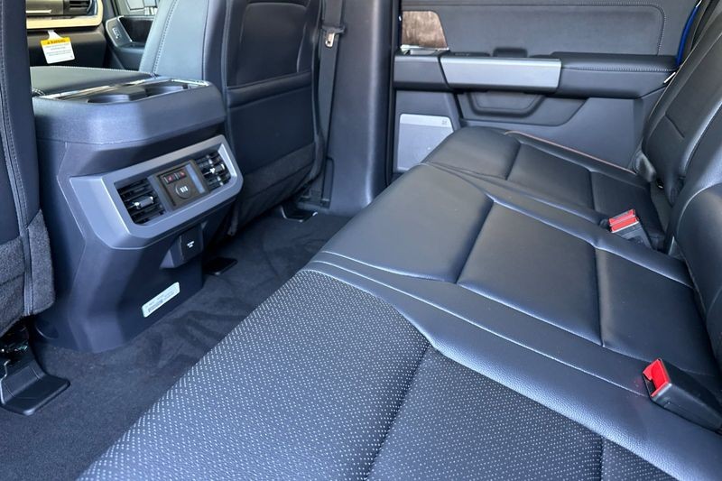 Ford F-250SD Vehicle Full-screen Gallery Image 12