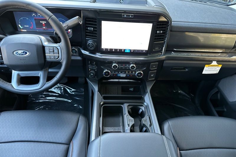 Ford F-250SD Vehicle Full-screen Gallery Image 14
