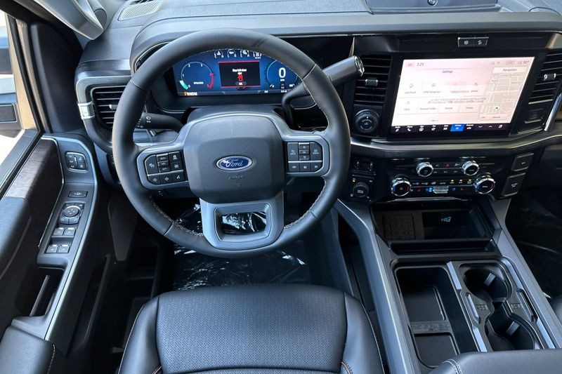 Ford F-250SD Vehicle Full-screen Gallery Image 15