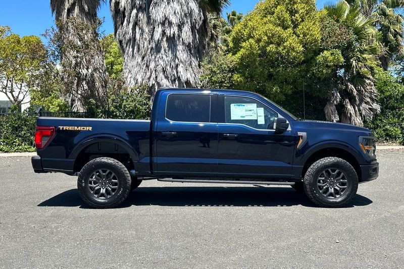 Ford F-150 Vehicle Full-screen Gallery Image 02