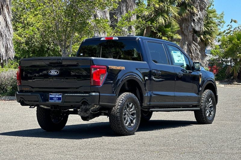 Ford F-150 Vehicle Full-screen Gallery Image 03