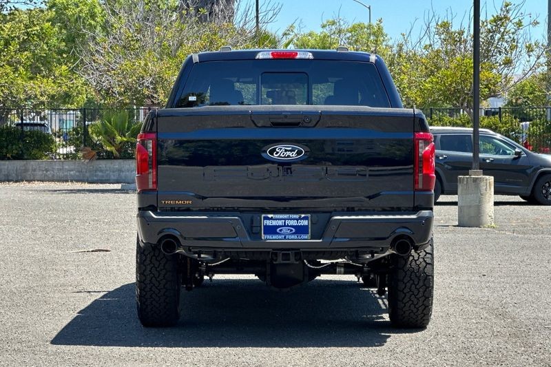 Ford F-150 Vehicle Full-screen Gallery Image 04