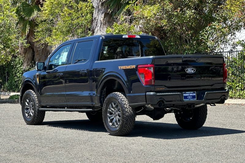 Ford F-150 Vehicle Full-screen Gallery Image 05
