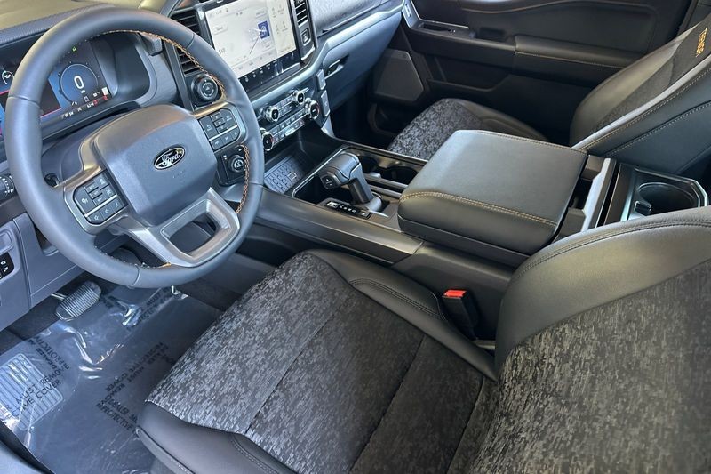 Ford F-150 Vehicle Full-screen Gallery Image 09