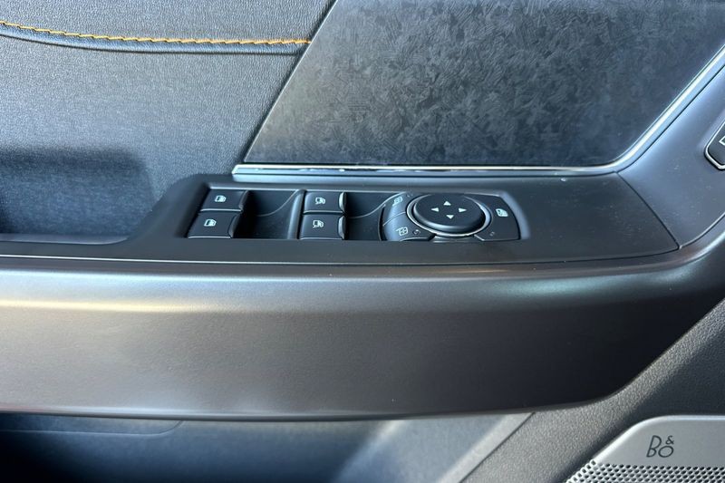 Ford F-150 Vehicle Full-screen Gallery Image 10