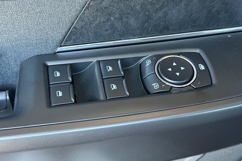 Ford F-150 Vehicle Full-screen Gallery Image 11
