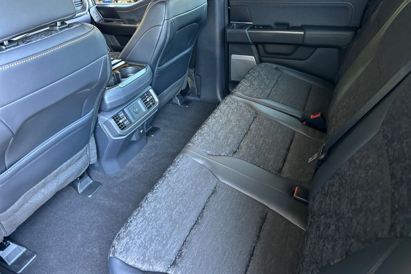 Ford F-150 Vehicle Full-screen Gallery Image 12