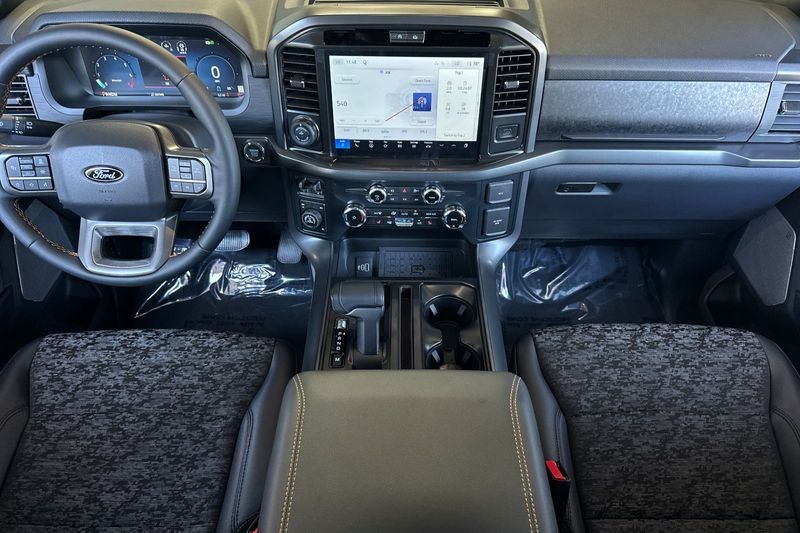 Ford F-150 Vehicle Full-screen Gallery Image 14