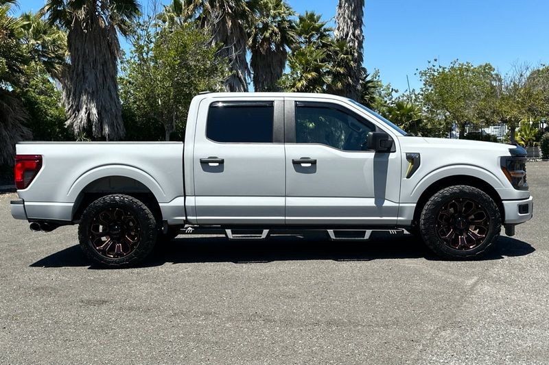 Ford F-150 Vehicle Full-screen Gallery Image 02