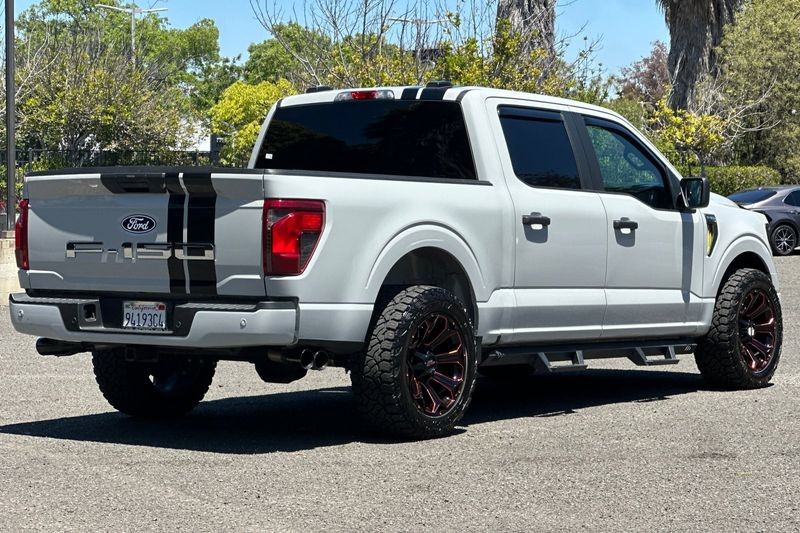 Ford F-150 Vehicle Full-screen Gallery Image 03