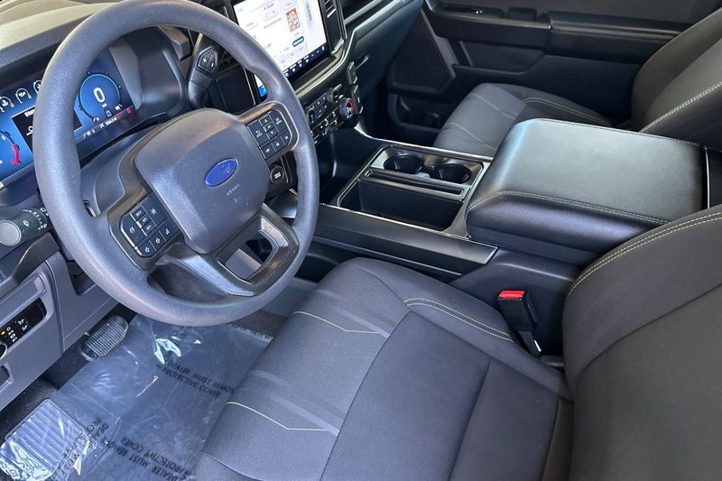 Ford F-150 Vehicle Full-screen Gallery Image 09