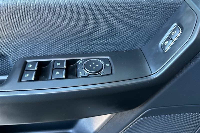 Ford F-150 Vehicle Full-screen Gallery Image 10