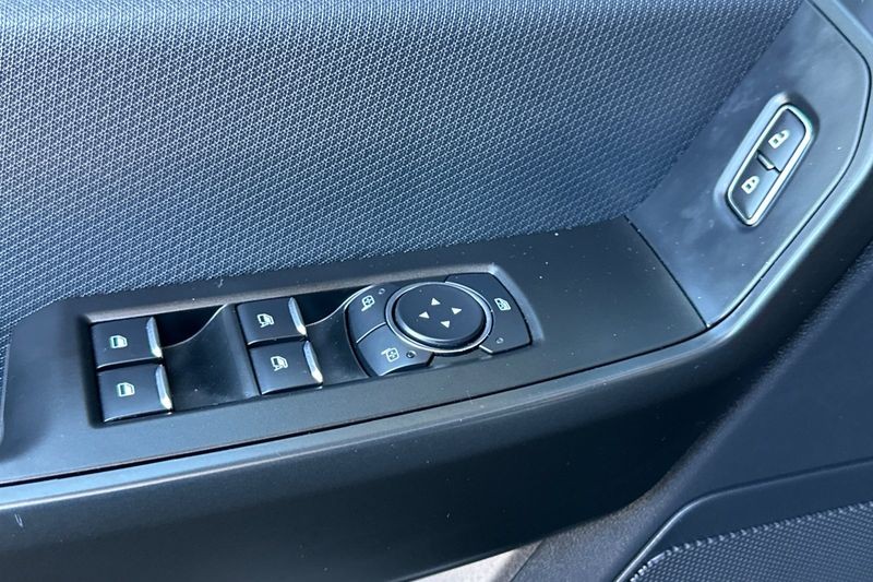 Ford F-150 Vehicle Full-screen Gallery Image 11