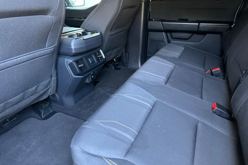Ford F-150 Vehicle Full-screen Gallery Image 13