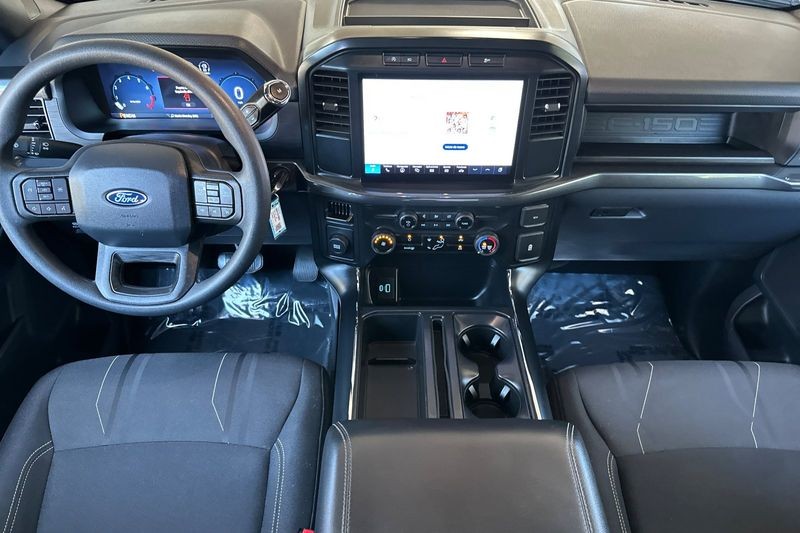 Ford F-150 Vehicle Full-screen Gallery Image 14