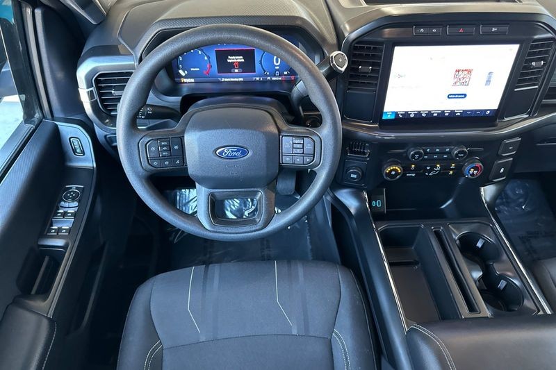Ford F-150 Vehicle Full-screen Gallery Image 15