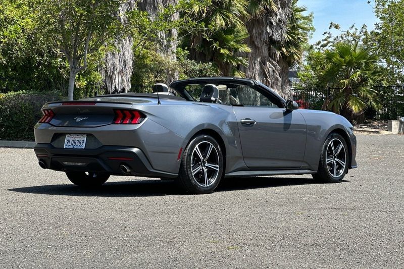 Ford Mustang Vehicle Full-screen Gallery Image 03