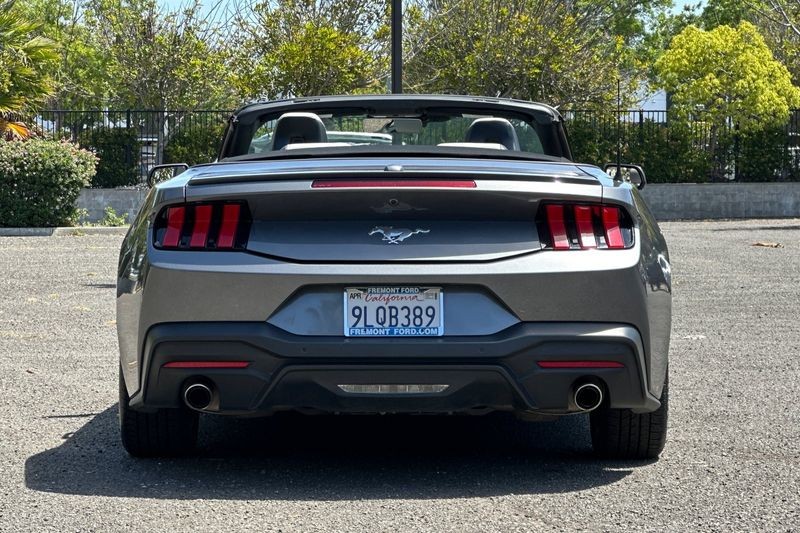 Ford Mustang Vehicle Full-screen Gallery Image 04