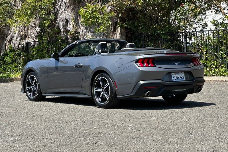 Ford Mustang Vehicle Full-screen Gallery Image 05
