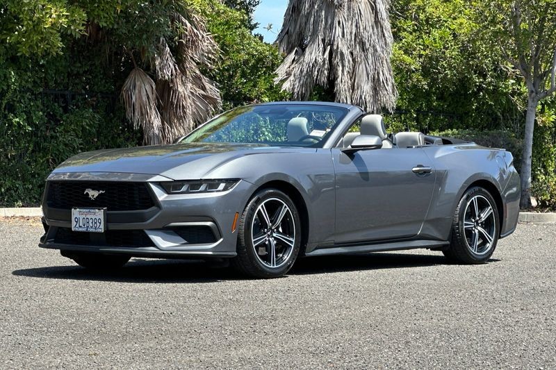 Ford Mustang Vehicle Full-screen Gallery Image 08