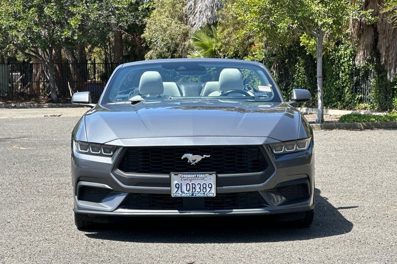 Ford Mustang Vehicle Full-screen Gallery Image 09