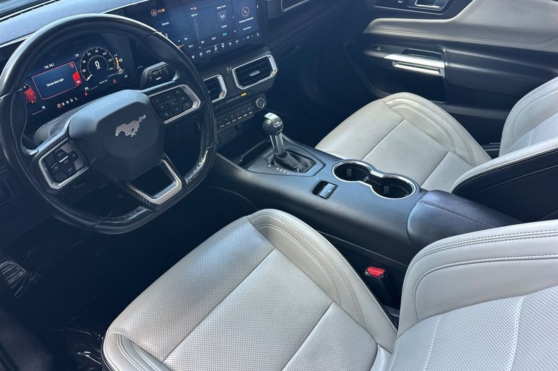 Ford Mustang Vehicle Full-screen Gallery Image 11
