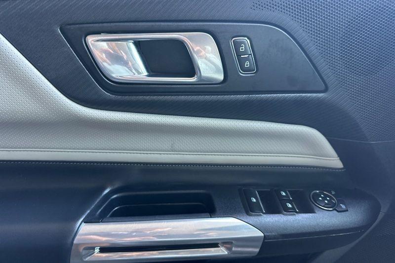 Ford Mustang Vehicle Full-screen Gallery Image 12